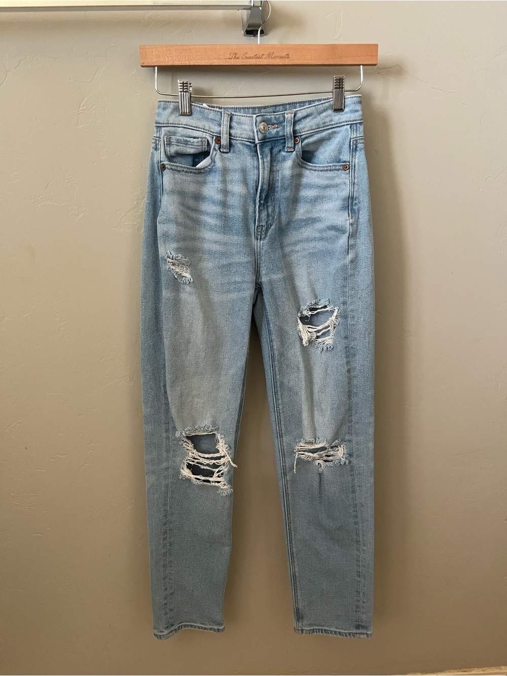 American Eagle Outfitters Women’s Distressed Mom Straight Jean Size 00 Regular